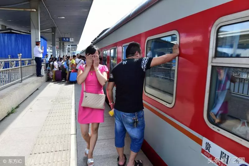 火車站打工父母送回家的兩個女兒,小姐妹哭紅雙眼說:不想走