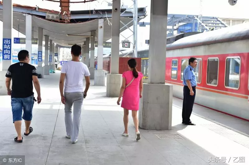 火車站打工父母送回家的兩個女兒,小姐妹哭紅雙眼說:不想走