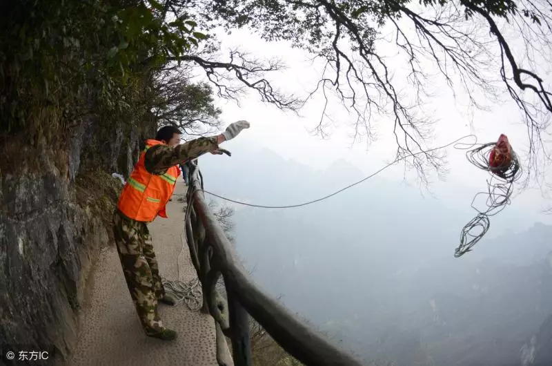 亂丟垃圾?環衛工在海拔1400米峭壁上撿垃圾,網友說看一眼都發怵