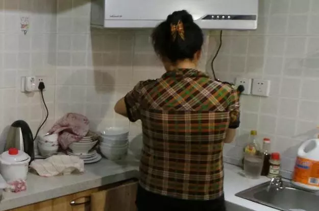 懷孕後回家養胎,吃飯的時候婆婆卻沒有叫我,到廚房一看我哭了!