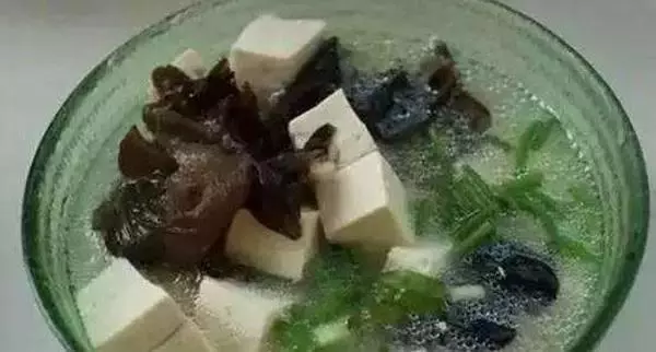 木耳豆腐一起吃,有減肥刮脂功效,每週只要吃一次,排出體內濕毒