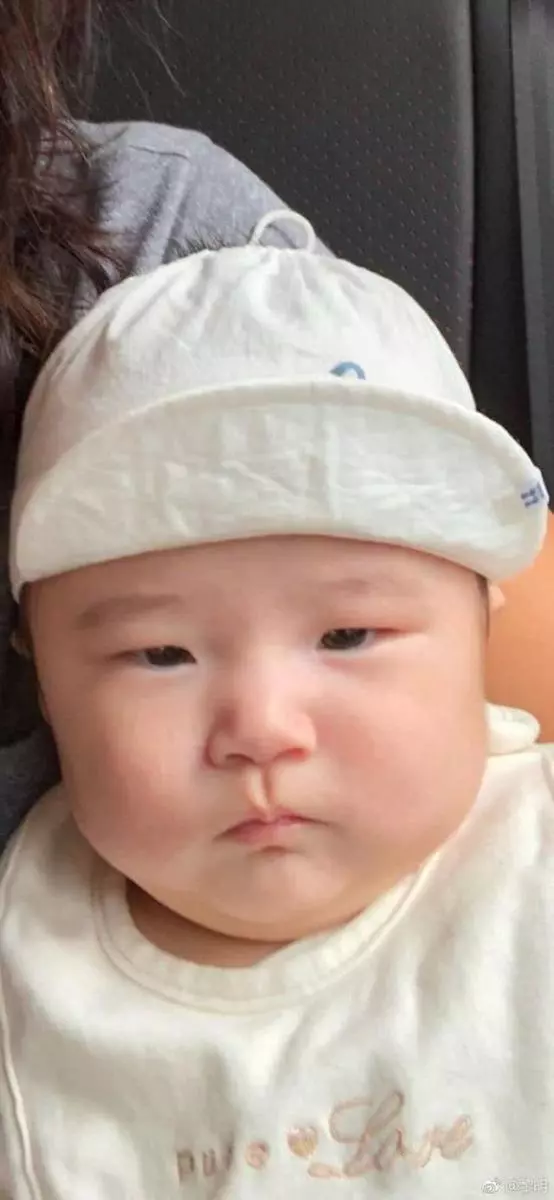 51歲黎明首次秀出女兒正面照,並留言:「我女兒很胖……」!四大天王的孩子誰更可愛?