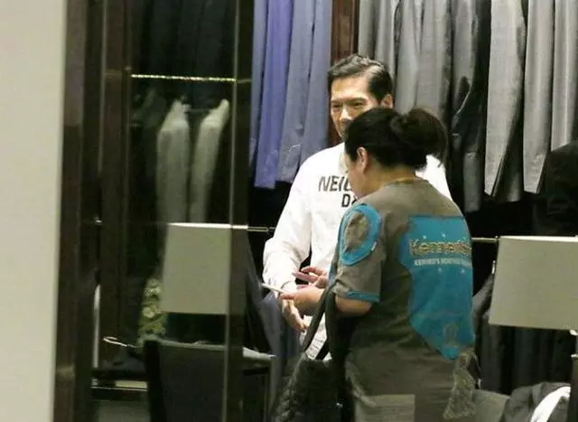 69歲向華強霸氣出巡,老婆陪伴買西裝,沒想到保養的那麼好!被贊《賭神》龍五氣質不變~~~