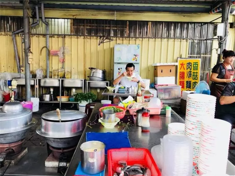 馬英九南下看失業部長 ,在市場做了這件親民的行為