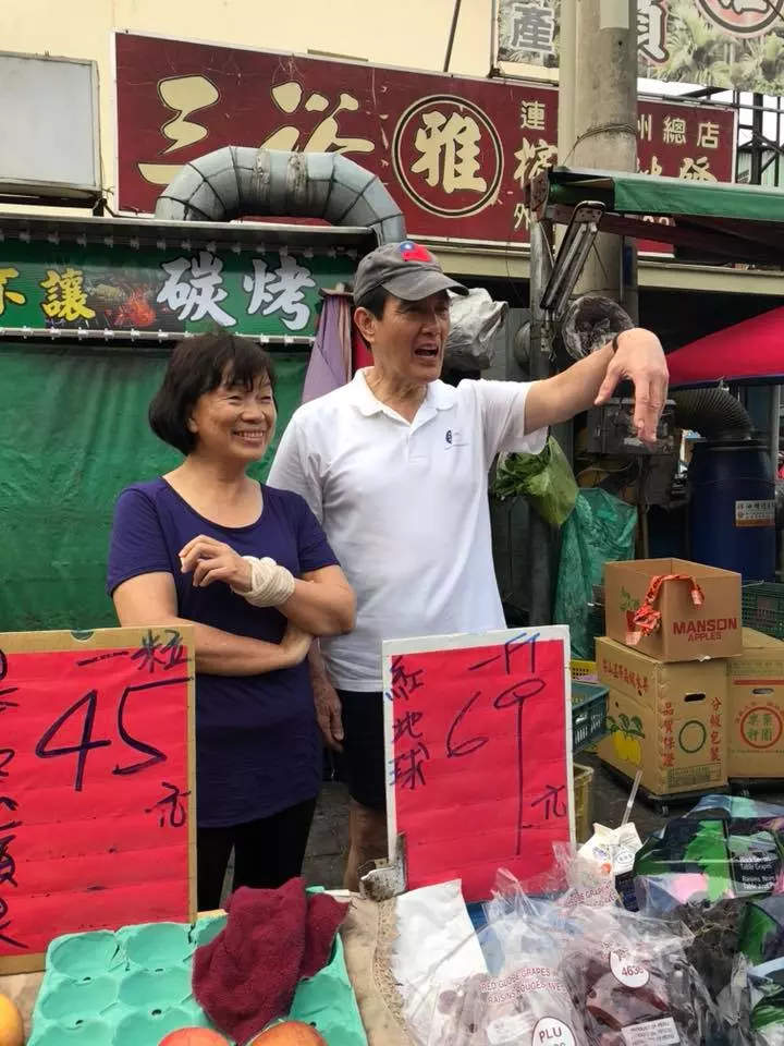 馬英九南下看失業部長 ,在市場做了這件親民的行為
