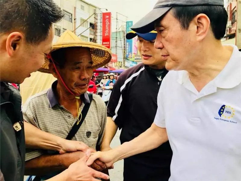 馬英九南下看失業部長 ,在市場做了這件親民的行為