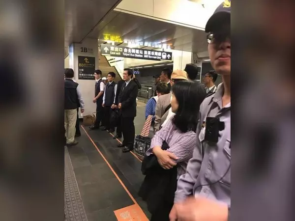 排隊還讓長輩!高鐵捕獲野生馬英九 網讚:教養非常好