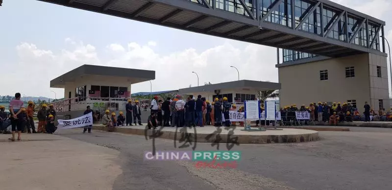 關丹馬中產業園, 羅厘工地內超速從後猛撞, 行人道上中國客工一死一傷, 家屬來馬討公道 !