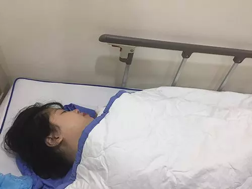 她把偉大縮小了 女郎重新挺胸做人