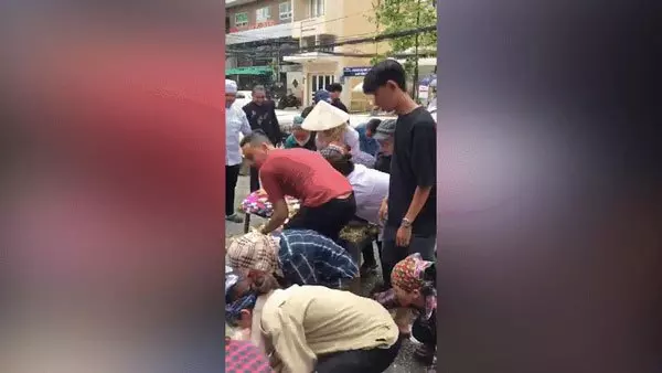 七月拜拜一點香 霎時祭品被搶光
