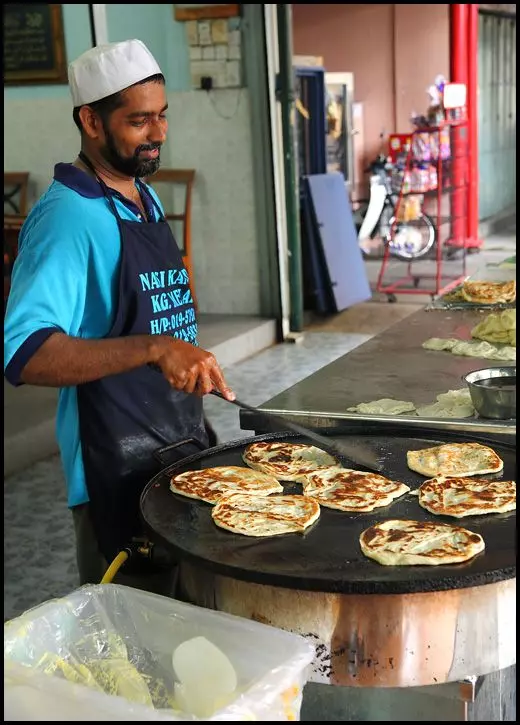 【會飛的Roti Canai你吃過嗎?】大馬「飛餅哥」翻Roti竟翻到顧客頭上去!網友:太搞笑啦!
