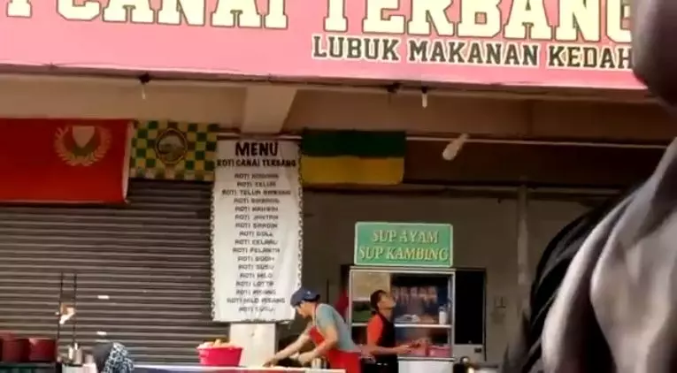 【會飛的Roti Canai你吃過嗎?】大馬「飛餅哥」翻Roti竟翻到顧客頭上去!網友:太搞笑啦!