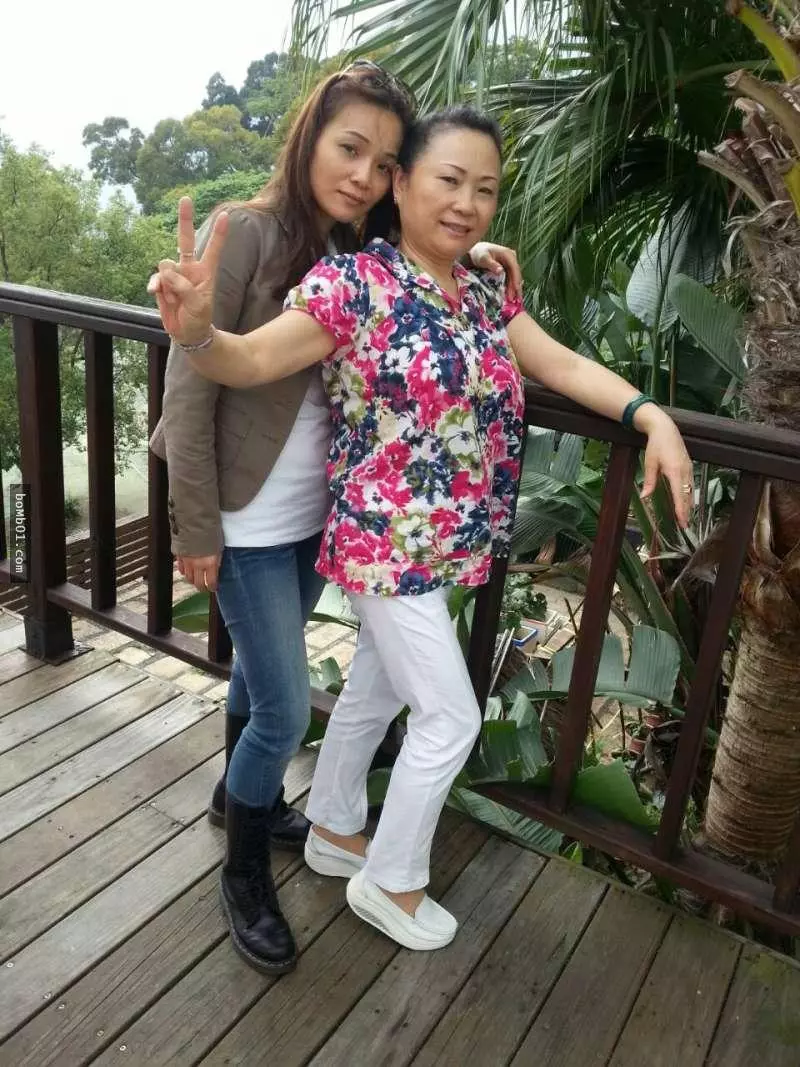 他將超狂老媽發的直白LINE訊息公開讓網友們笑到抽搐,最後還加碼送上母親大人正翻天的年輕照!