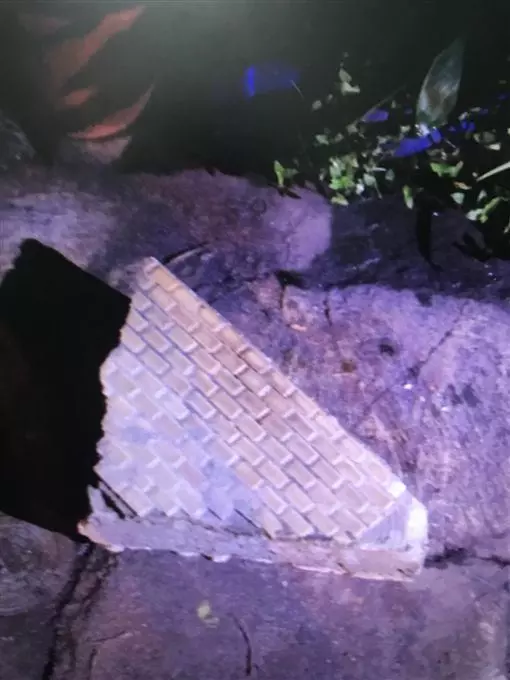 台南1小時有感連震 外牆脫落砸中路邊車