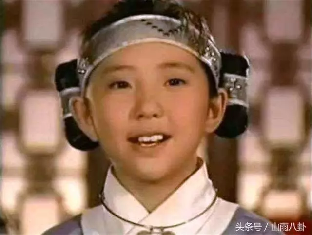 她女扮男裝騙了觀眾19年,如今已經長成大姑娘了!