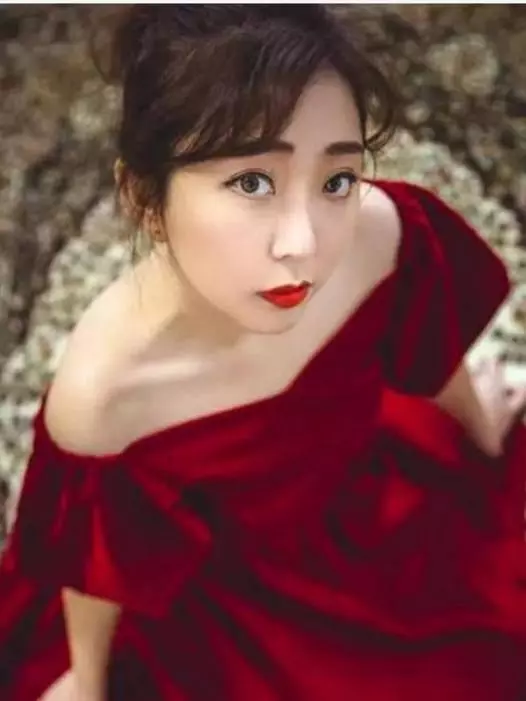 她女扮男裝騙了觀眾19年,如今已經長成大姑娘了!