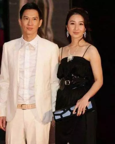 張家輝老婆暴瘦!買菜不戴口罩不怕被認出,跟普通市民沒區別!