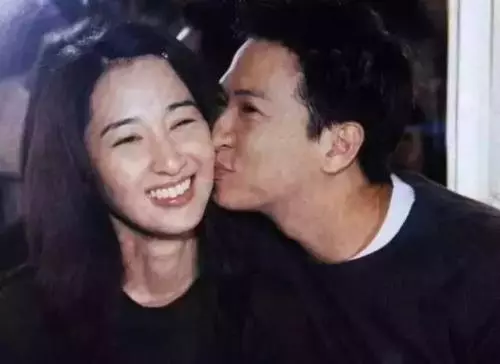 張家輝老婆暴瘦!買菜不戴口罩不怕被認出,跟普通市民沒區別!
