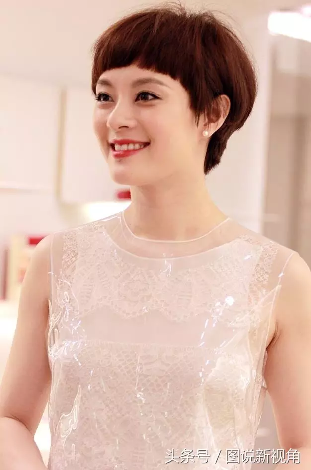 國內女明星上演了「女大十八變」,小時候丑,長大後迷人!