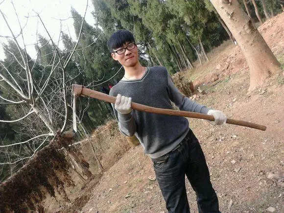 不顧眾人反對嫁給老公,三年後回鄉看父母,全村人都傻住了