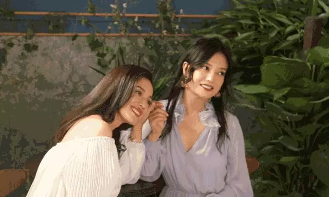 舒淇太好氣質了吧!一襲T恤配格子裙,仿若20歲出頭的少女!真美~~~