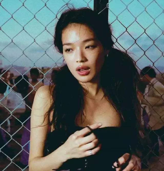 舒淇太好氣質了吧!一襲T恤配格子裙,仿若20歲出頭的少女!真美~~~