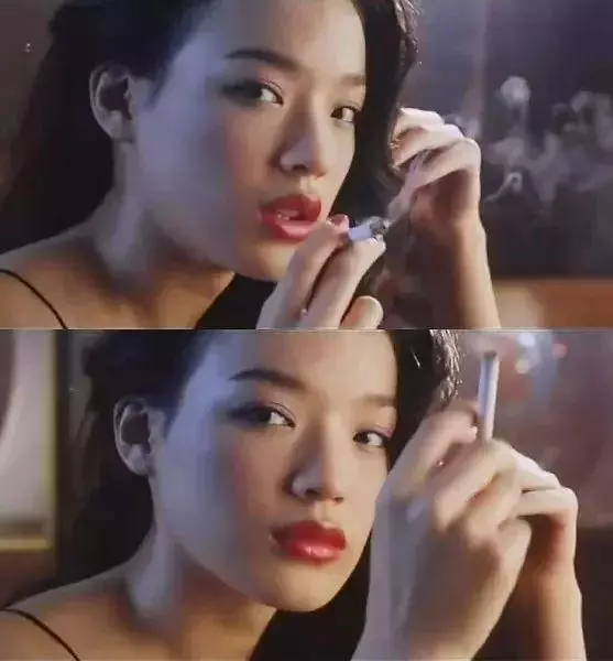 舒淇太好氣質了吧!一襲T恤配格子裙,仿若20歲出頭的少女!真美~~~
