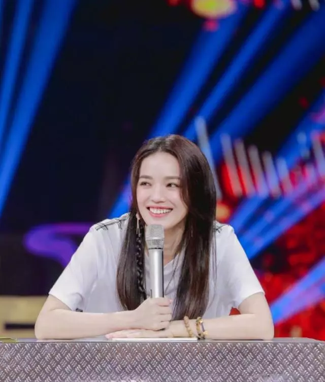 舒淇太好氣質了吧!一襲T恤配格子裙,仿若20歲出頭的少女!真美~~~