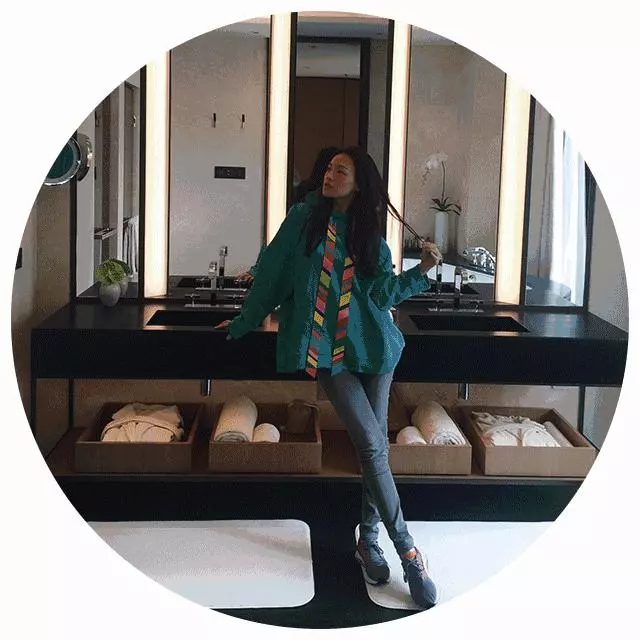 舒淇太好氣質了吧!一襲T恤配格子裙,仿若20歲出頭的少女!真美~~~