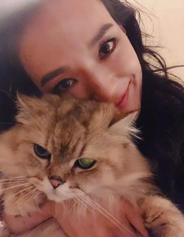 舒淇太好氣質了吧!一襲T恤配格子裙,仿若20歲出頭的少女!真美~~~