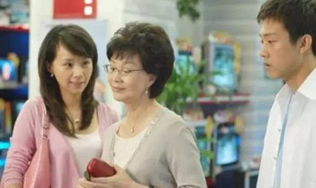 前夫嫌我跟婆婆吵架,選擇離婚,送我套舊房子,三年後他悔斷了腸