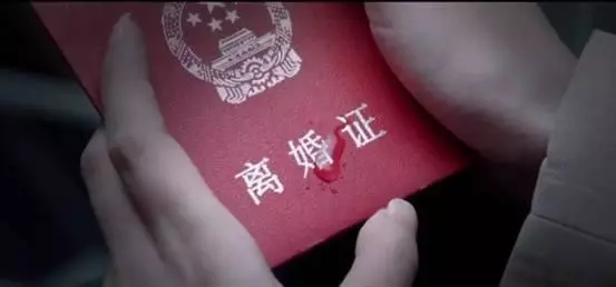 前夫嫌我跟婆婆吵架,選擇離婚,送我套舊房子,三年後他悔斷了腸