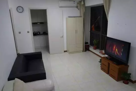男子將新房租兩漂亮女生 一年後屋內一片狼藉