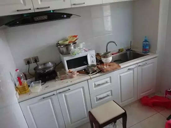 男子將新房租兩漂亮女生 一年後屋內一片狼藉