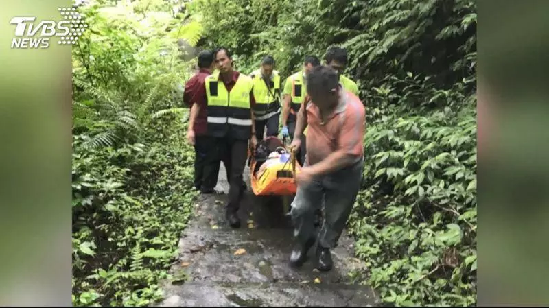 休假去衝浪!2人遭浪捲 男子溺斃女警消命危