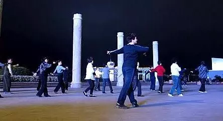 婆婆生病我接回家照顧,提前回家看到小區里跳舞的身影,我愣住了