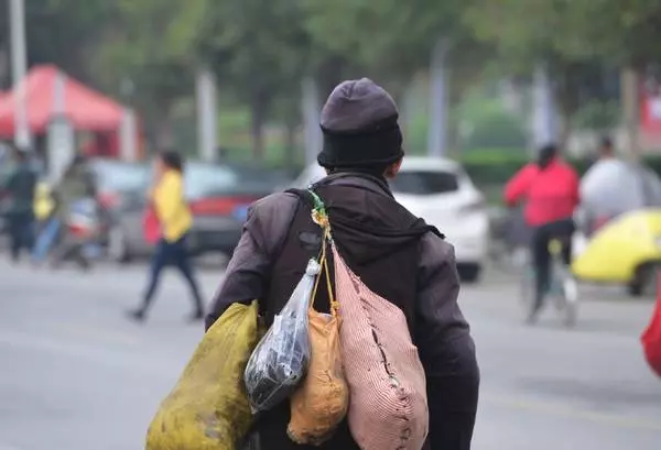 大媽常施捨乞丐煎餅,一天乞丐把餅丟了,要錢不要餅,卻救了大媽