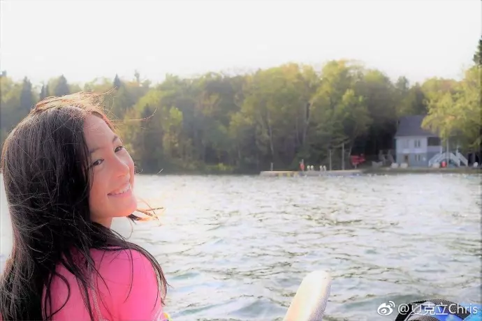 大到都快認不出了!《爸爸3》夏天近照大曝光!淑女氣質爆棚❤網民:一轉眼都這麼大了!