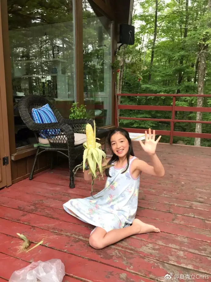 大到都快認不出了!《爸爸3》夏天近照大曝光!淑女氣質爆棚❤網民:一轉眼都這麼大了!