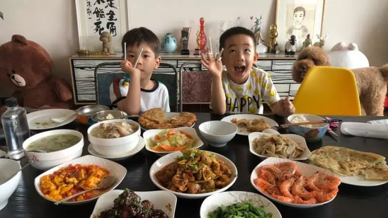 嗯哼「小鮮肉男友」之姿牽媽媽現身機場!帥萌模樣被期待「天菜潛力股!」