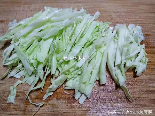 愛吃高麗菜的要收藏,學會這種特色做法,不吃撐都停不下嘴,太香了!