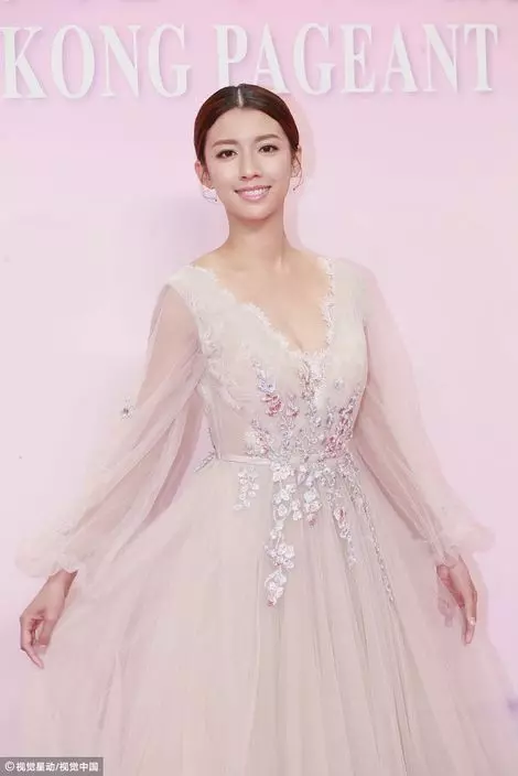 【最有看頭不是港姐!】TVB女星們「中門大開」&完美裸背性感爆表, 出席港姐競賽搶盡風頭!!
