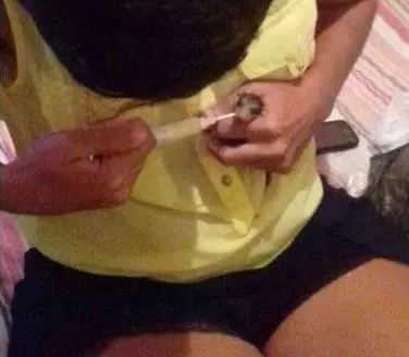 狗媽媽背著一身小寶寶,看傻路人,結果知道真相後,感覺超溫暖!
