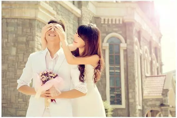我請假去參加姐姐婚禮,賓客中看到一個人,我堅持要姐姐取消婚禮