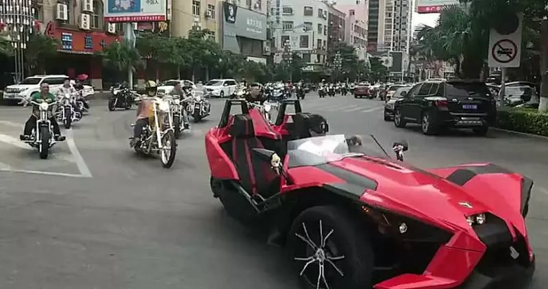 街頭偶遇一批摩托車巡遊,領頭一輛百萬重機,車尾不乏寶馬哈雷!