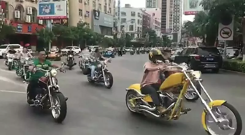 街頭偶遇一批摩托車巡遊,領頭一輛百萬重機,車尾不乏寶馬哈雷!
