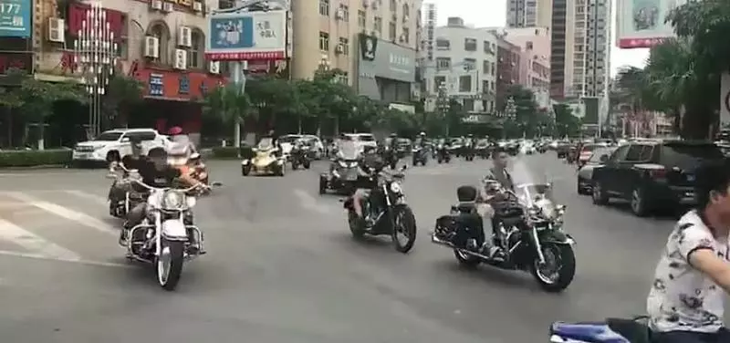 街頭偶遇一批摩托車巡遊,領頭一輛百萬重機,車尾不乏寶馬哈雷!
