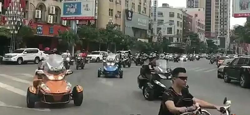 街頭偶遇一批摩托車巡遊,領頭一輛百萬重機,車尾不乏寶馬哈雷!