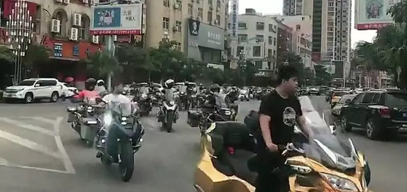 街頭偶遇一批摩托車巡遊,領頭一輛百萬重機,車尾不乏寶馬哈雷!
