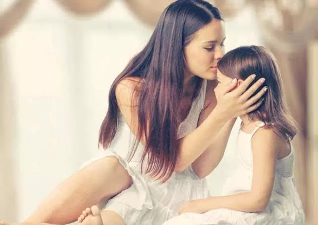 女兒懷孕我去看望,進門看到親家打女兒一巴掌,女兒的話讓我懵了